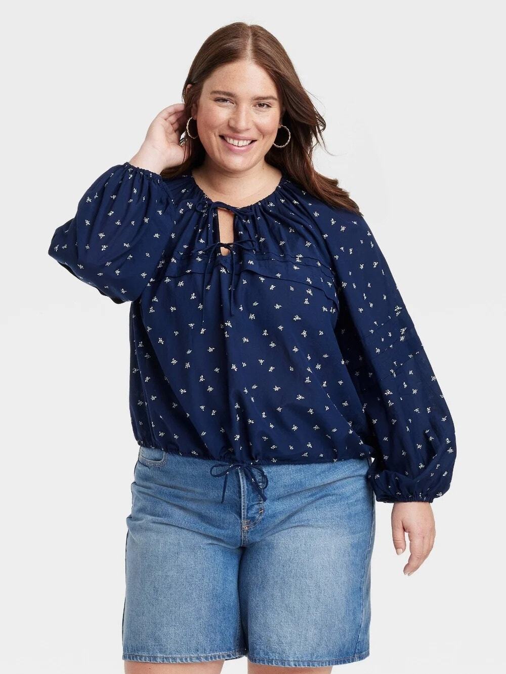 1256- Universal Threads Navy Blouse w Cream Floral- 1x - NWT